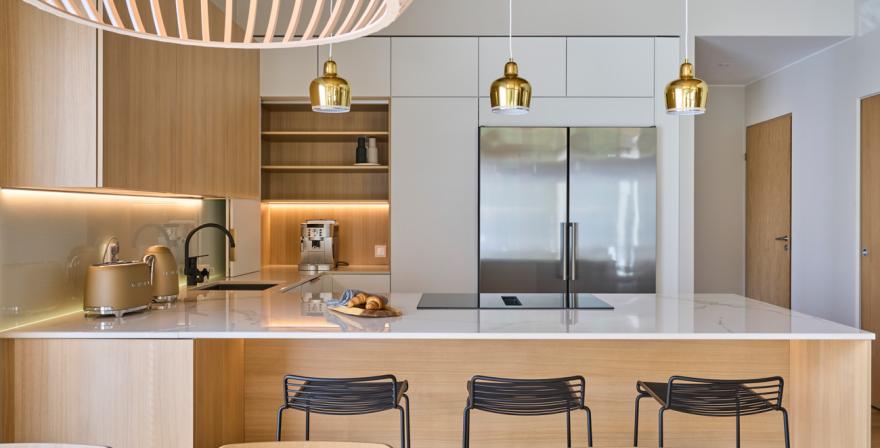 Moderni_luonnonvärinen_Vaalea tammi_u-keittiö_niemekekeittiö_Sarka_Asunnot_17