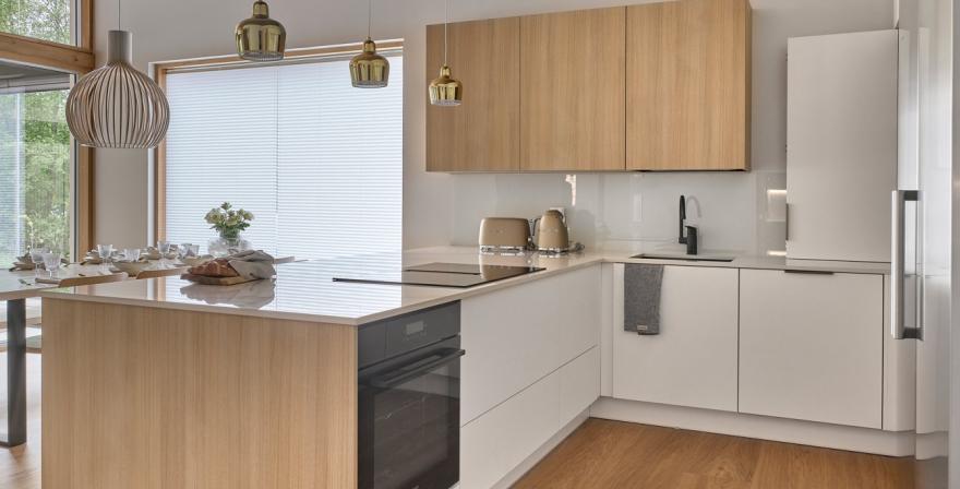 Moderni_luonnonvärinen_Vaalea tammi_u-keittiö_niemekekeittiö_Sarka_Asunnot_7