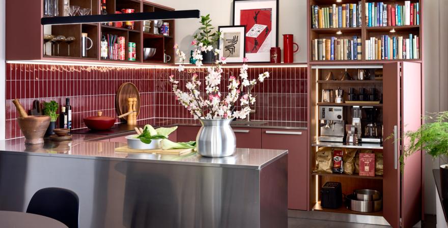 Moderni_värillinen_Rusty Red_u-keittiö_niemekekeittiö_mdf_rst_2025_Trendikeittiö_26_Norr_Mälarstrand_Kungsholmen-4_coll