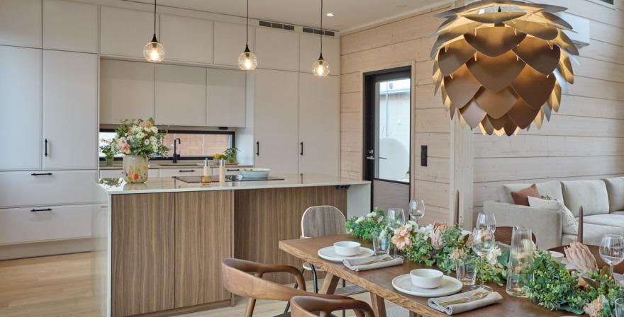 Moderni_vaalea_valkoinen_i-keittiö_saarekekeittiö_Hirsi_Kastelli_14