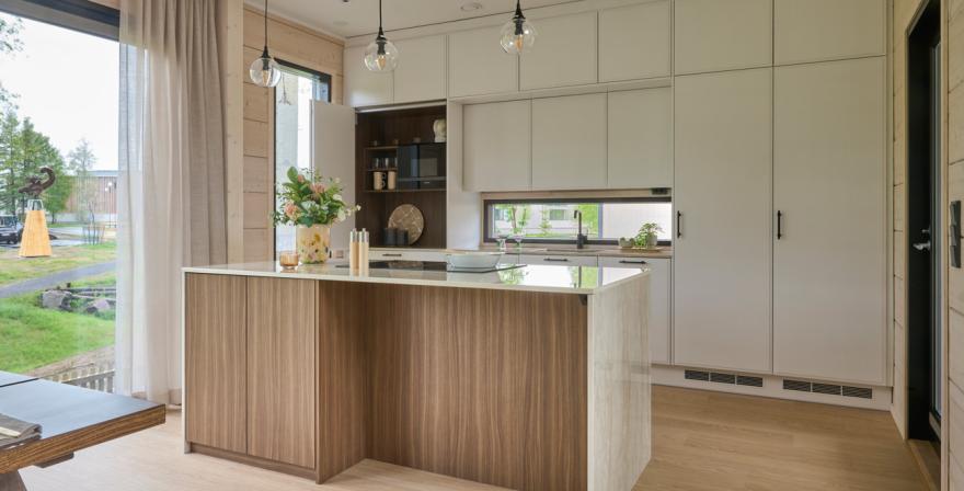 Moderni_vaalea_valkoinen_i-keittiö_saarekekeittiö_Hirsi_Kastelli_19