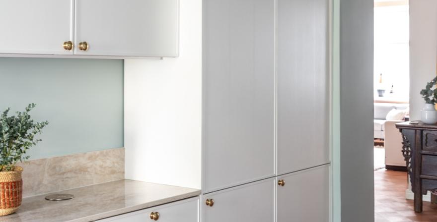 Moderni_vaalea_valkoinen_l-keittiö_koivuviilu_4222