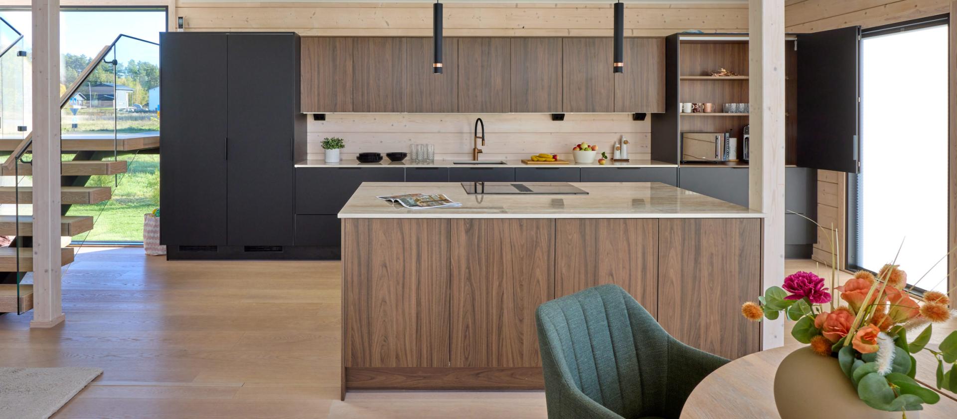 Moderni_tumma_Carini Walnut_Jet Black Matt_i-keittiö_saarekekeittiö_melamiini_lakattu_mdf_keraaminen_2024_Ruovikkokuja_Hirvensalo_6554_main
