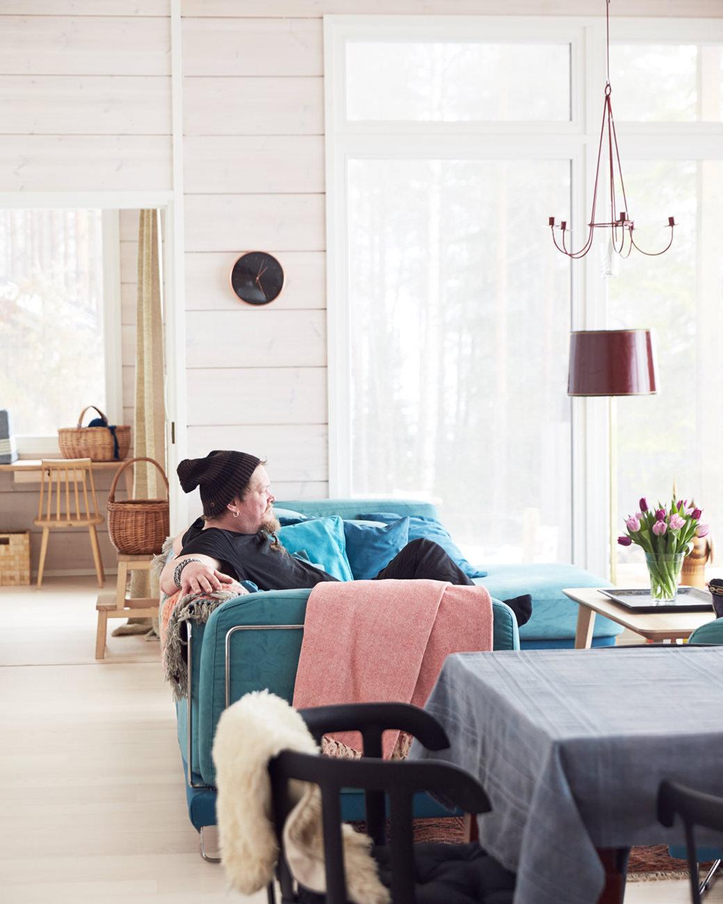 Moderni_vaalea_l-keittiö_saareke_tammi_keraaminen