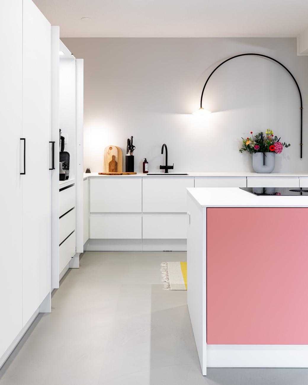 Minimalistinen niemekekeittiö Puustellin monitoimikomero