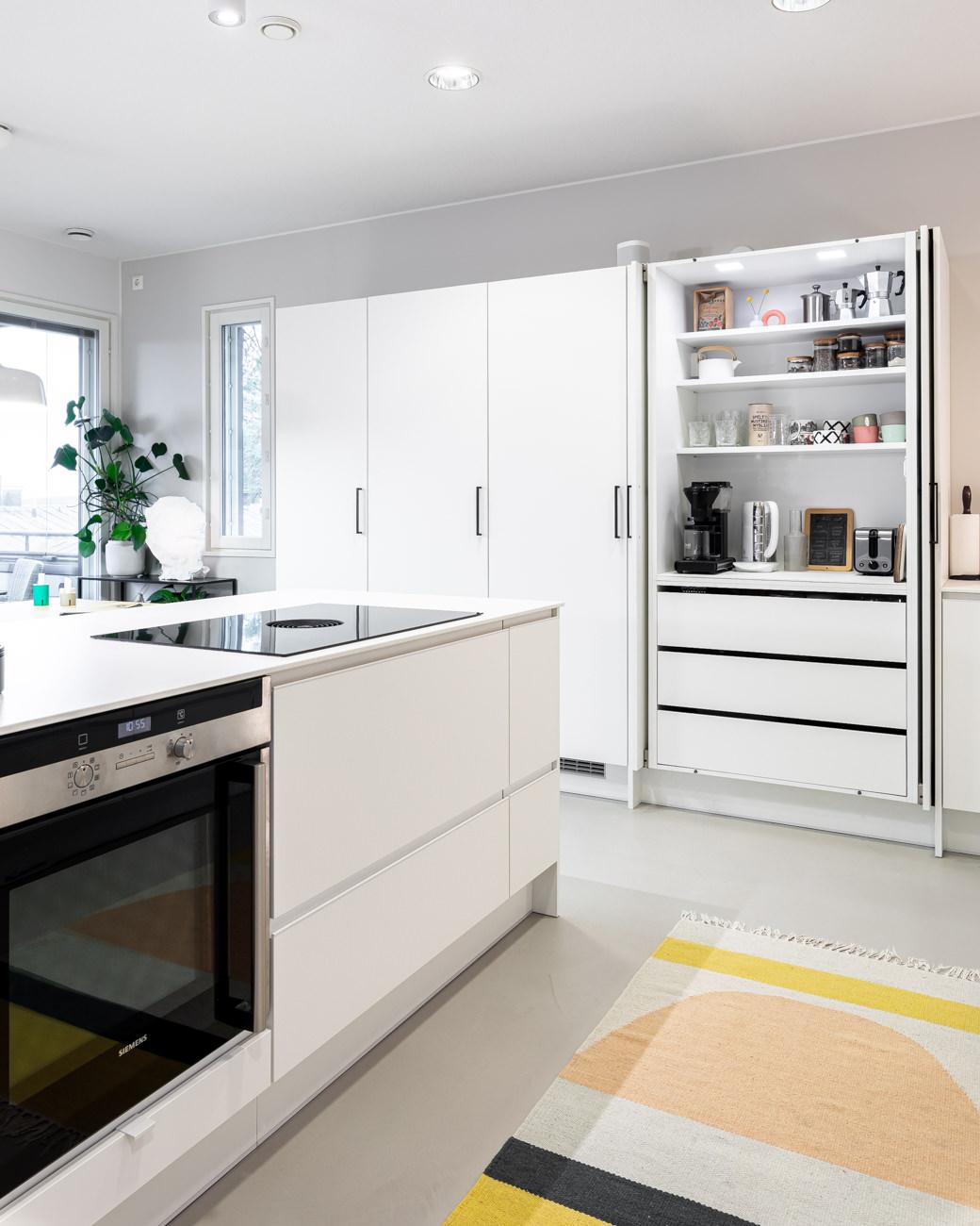 Minimalistinen niemekekeittiö ja Pocket Door aamiaiskaappi