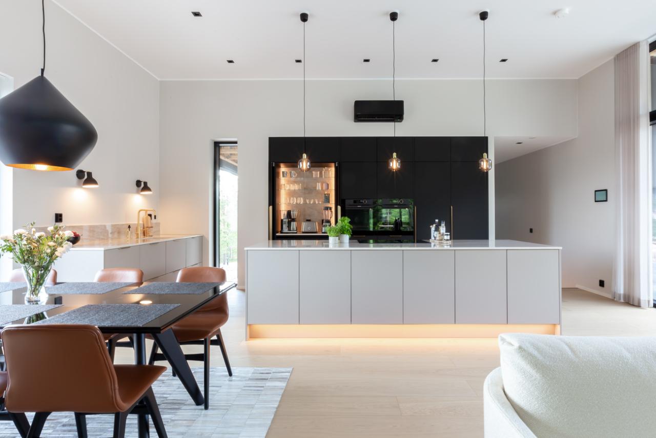 Moderni_harmaa_Stone Grey Matt_Jet Black Matt_i-keittiö_ii-keittiö_saarekekeittiö_lakattu_mdf_kvartsi_2024_Ahmoonmäentie_Karkkila_2871_coll