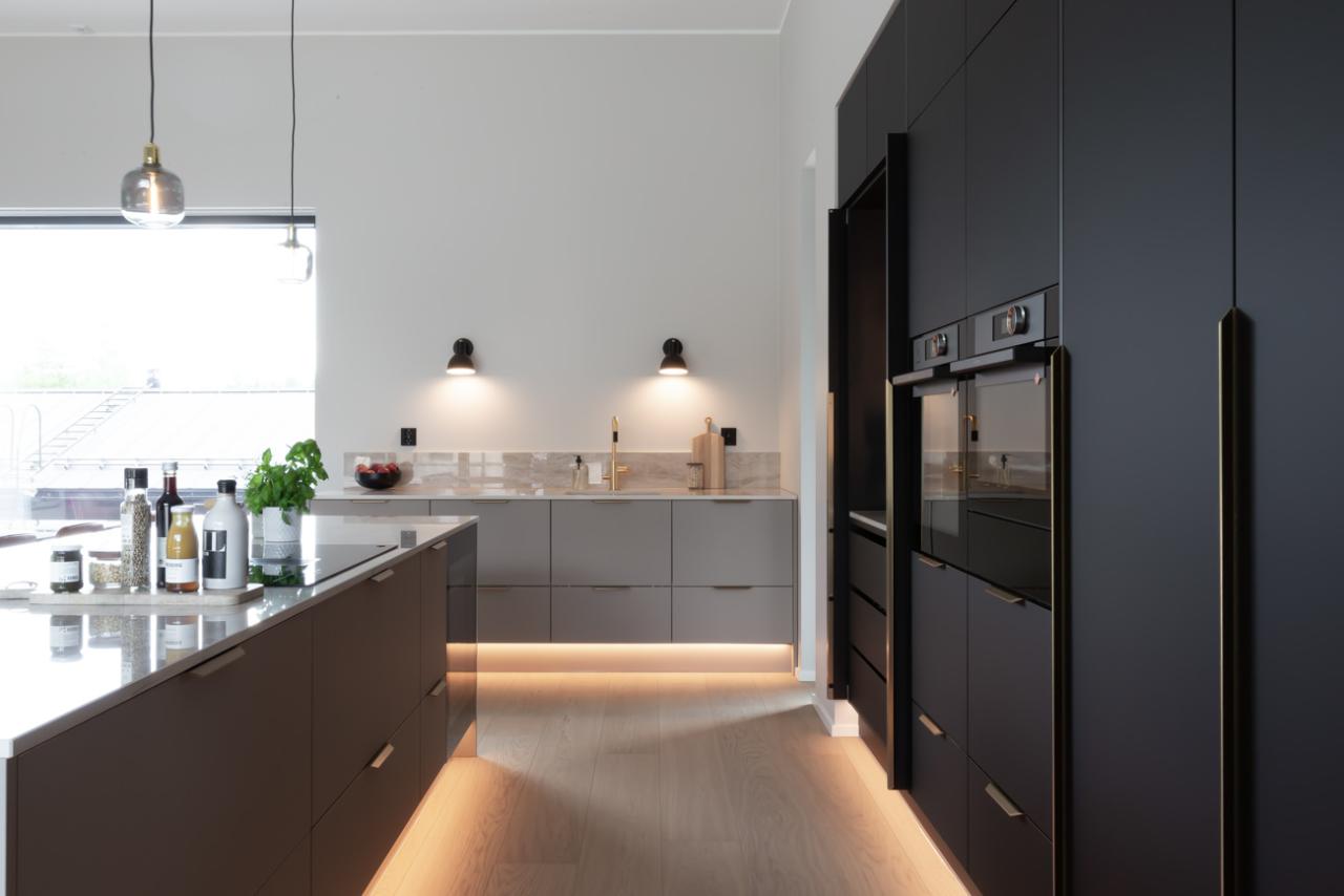Moderni_harmaa_Stone Grey Matt_Jet Black Matt_i-keittiö_ii-keittiö_saarekekeittiö_lakattu_mdf_kvartsi_2024_Ahmoonmäentie_Karkkila_2878_coll