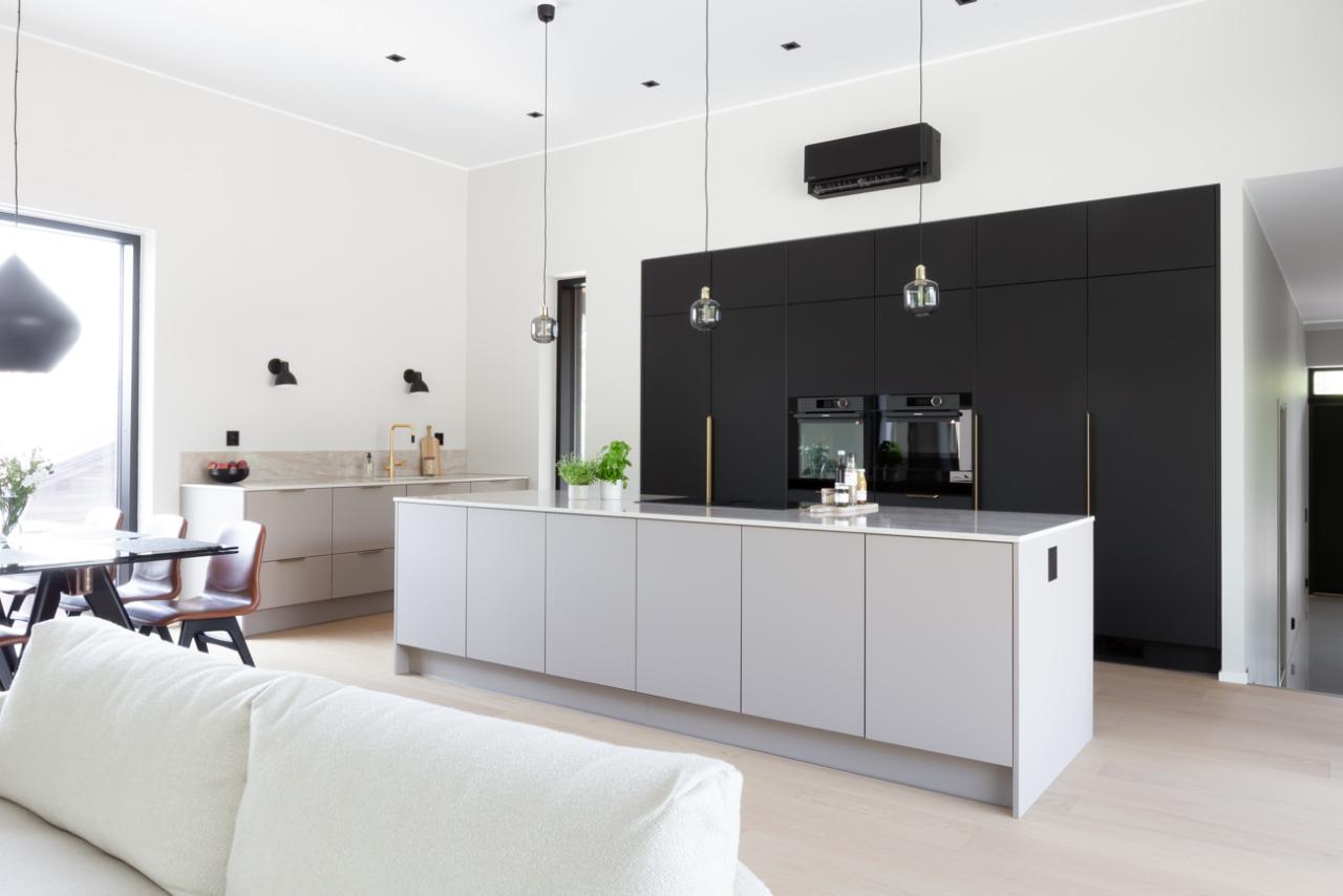 Moderni_harmaa_Stone Grey Matt_Jet Black Matt_i-keittiö_ii-keittiö_saarekekeittiö_lakattu_mdf_kvartsi_2024_Ahmoonmäentie_Karkkila_2906_coll