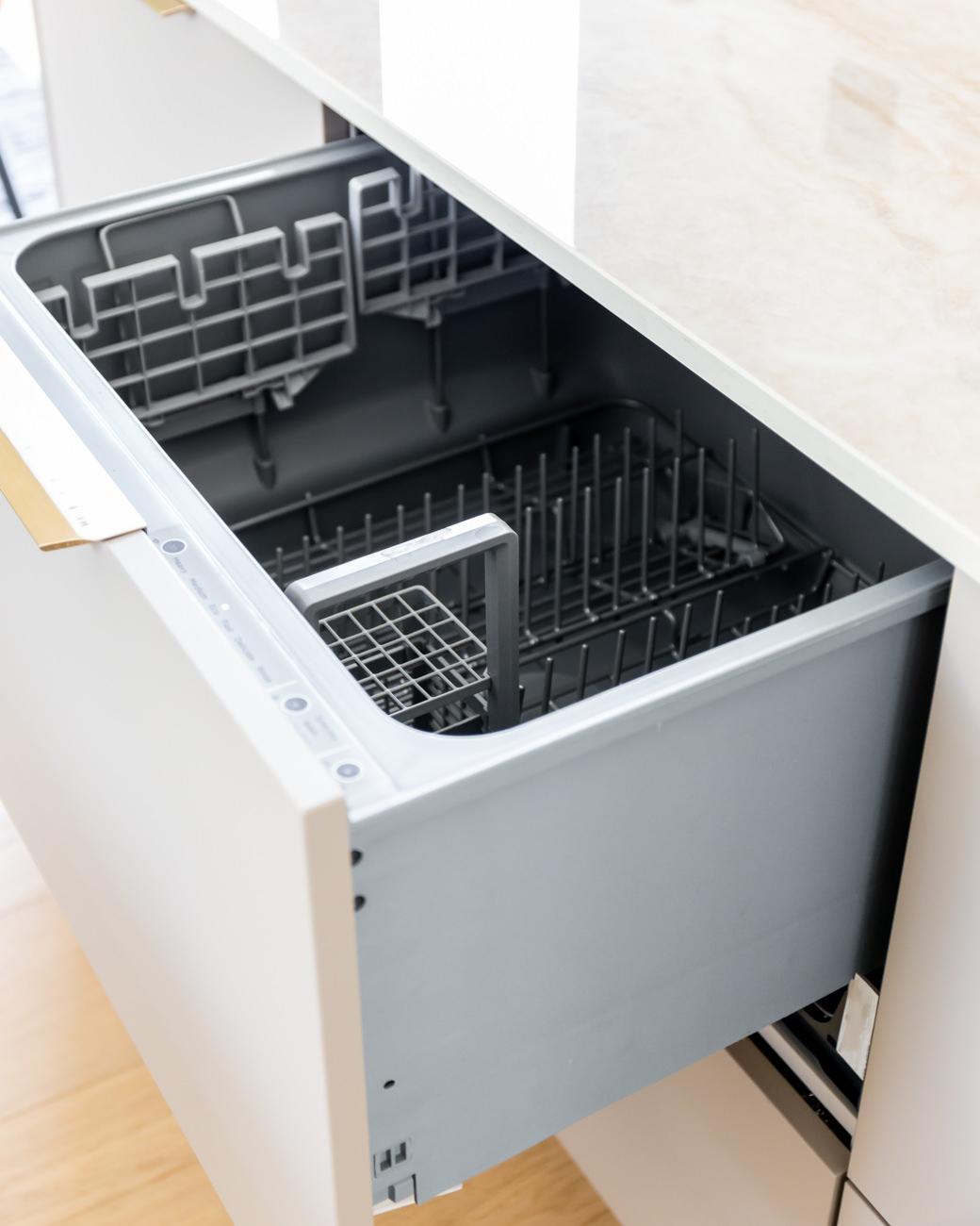 Moderni_harmaa_Stone Grey Matt_Jet Black Matt_i-keittiö_ii-keittiö_saarekekeittiö_lakattu_mdf_kvartsi_2024_Ahmoonmäentie_Karkkila_3077_coll