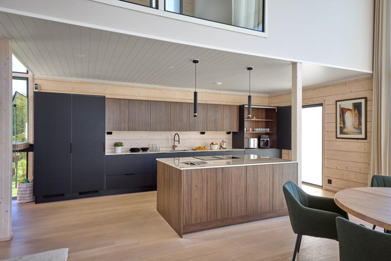 Moderni_tumma_Carini Walnut_Jet Black Matt_i-keittiö_saarekekeittiö_melamiini_lakattu_mdf_keraaminen_2024_Ruovikkokuja_Hirvensalo_6551_coll