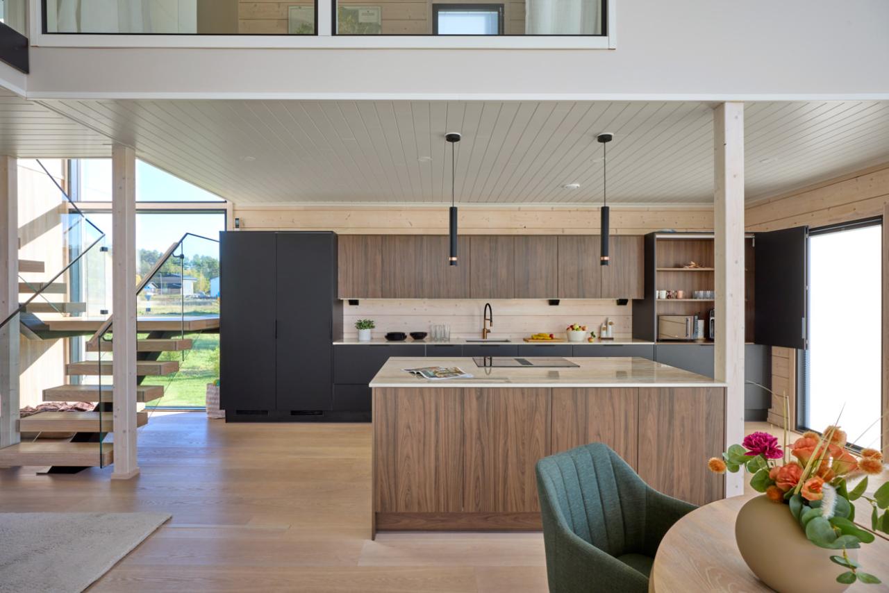 Moderni_tumma_Carini Walnut_Jet Black Matt_i-keittiö_saarekekeittiö_melamiini_lakattu_mdf_keraaminen_2024_Ruovikkokuja_Hirvensalo_6554_coll