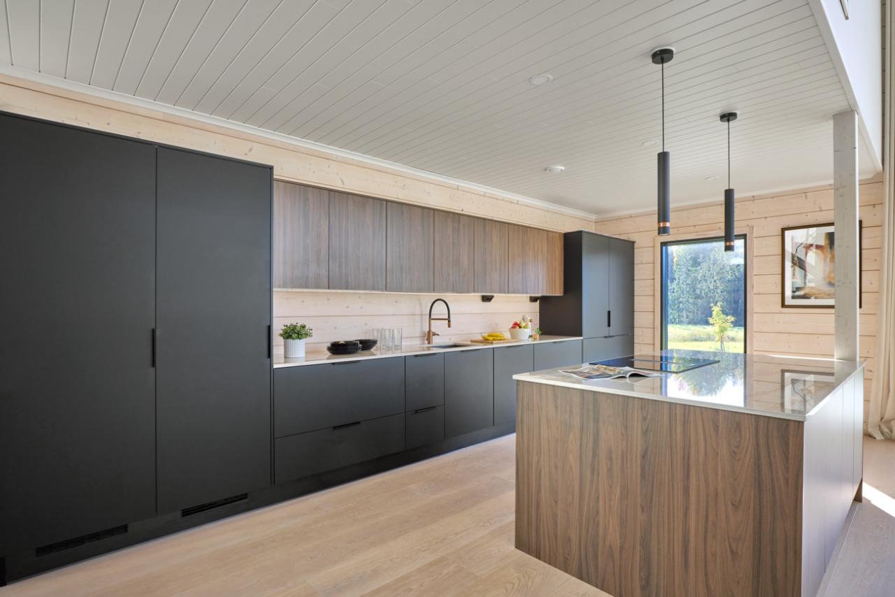 Moderni_tumma_Carini Walnut_Jet Black Matt_i-keittiö_saarekekeittiö_melamiini_lakattu_mdf_keraaminen_2024_Ruovikkokuja_Hirvensalo_6569_coll