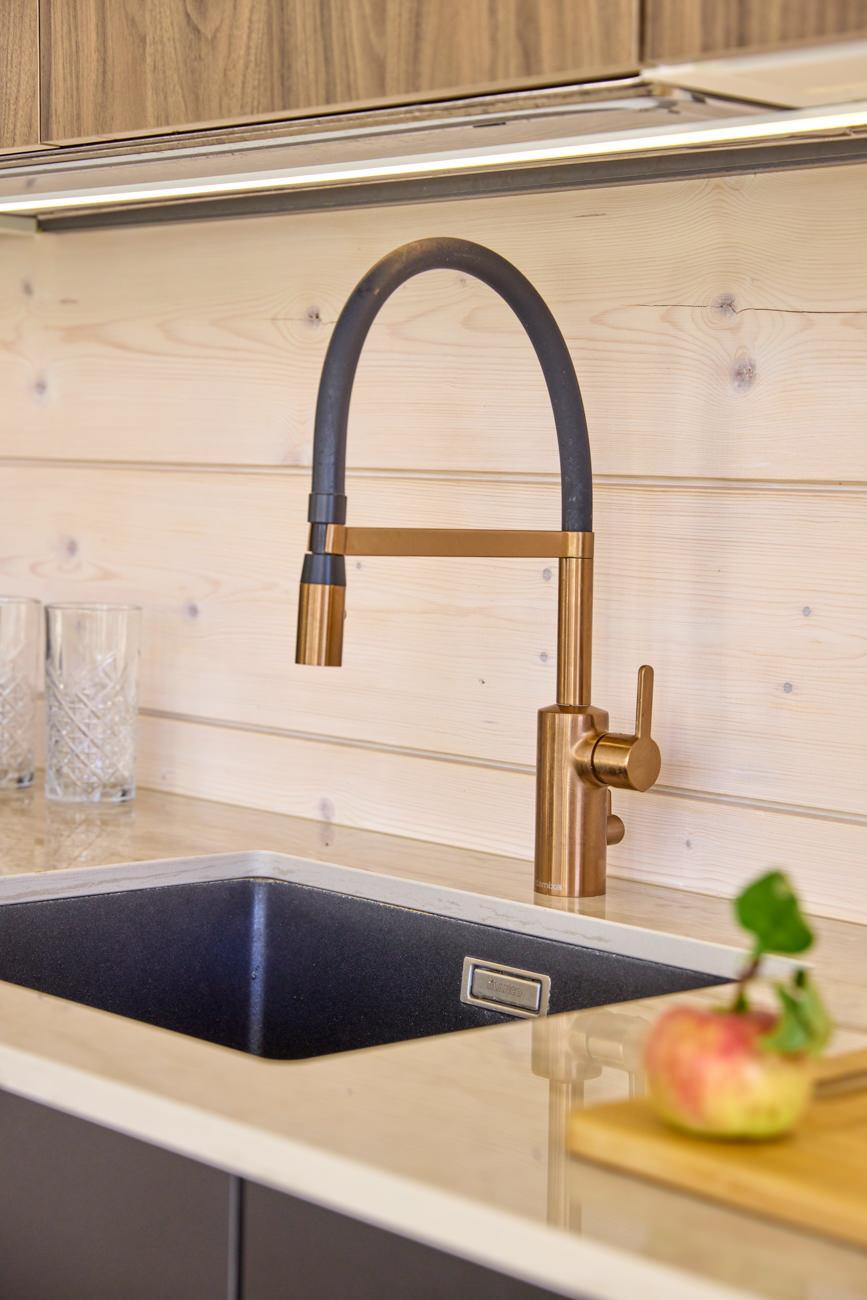 Moderni_tumma_Carini Walnut_Jet Black Matt_i-keittiö_saarekekeittiö_melamiini_lakattu_mdf_keraaminen_2024_Ruovikkokuja_Hirvensalo_6671_coll