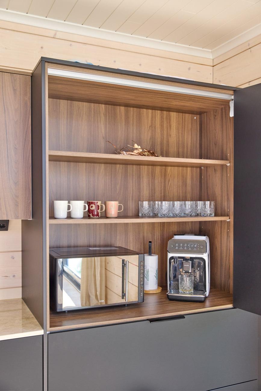 Moderni_tumma_Carini Walnut_Jet Black Matt_i-keittiö_saarekekeittiö_melamiini_lakattu_mdf_keraaminen_2024_Ruovikkokuja_Hirvensalo_6683_coll