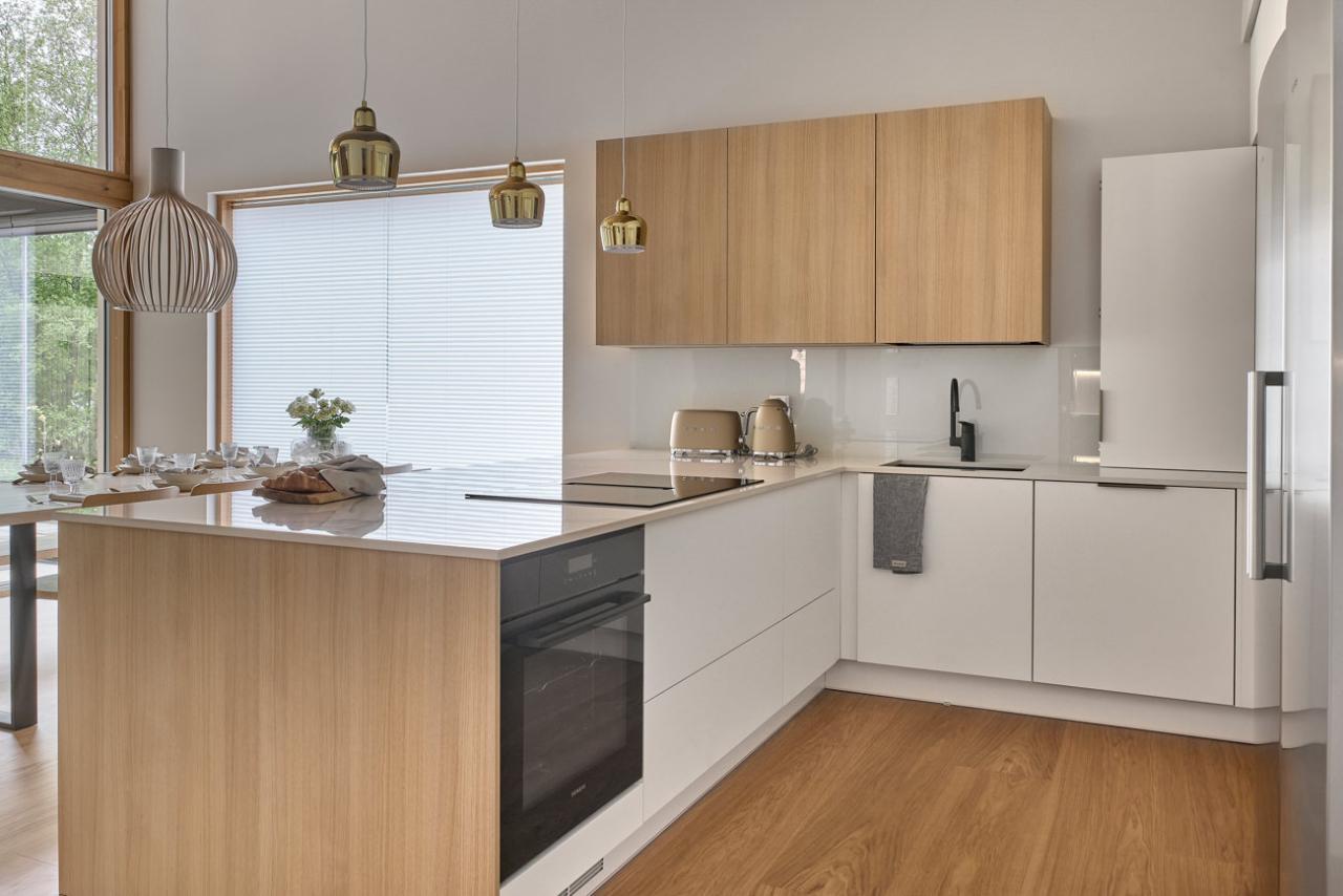 Moderni_luonnonvärinen_Vaalea tammi_u-keittiö_niemekekeittiö_Sarka_Asunnot_7