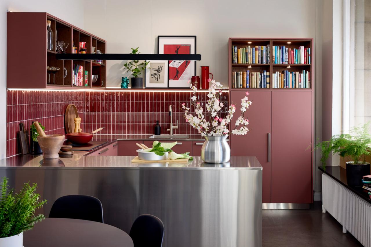 Moderni_värillinen_Rusty Red_u-keittiö_niemekekeittiö_mdf_rst_2025_Trendikeittiö_26_Norr_Mälarstrand_Kungsholmen-1_coll