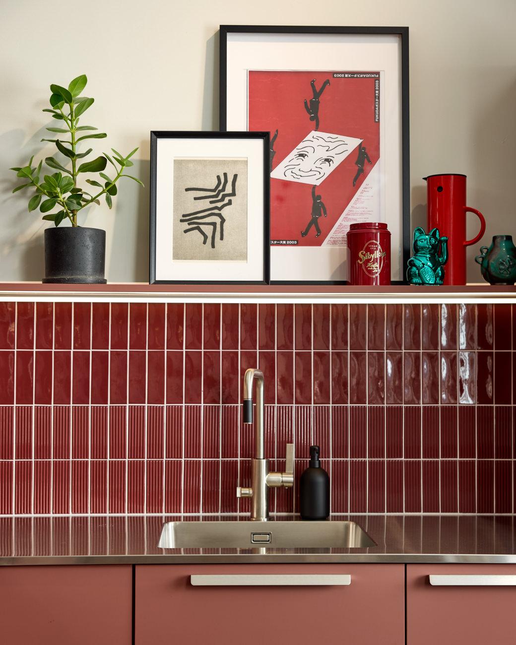Moderni_värillinen_Rusty Red_u-keittiö_niemekekeittiö_mdf_rst_2025_Trendikeittiö_26_Norr_Mälarstrand_Kungsholmen-34_coll