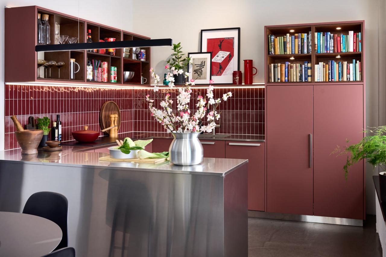 Moderni_värillinen_Rusty Red_u-keittiö_niemekekeittiö_mdf_rst_2025_Trendikeittiö_26_Norr_Mälarstrand_Kungsholmen-3_coll