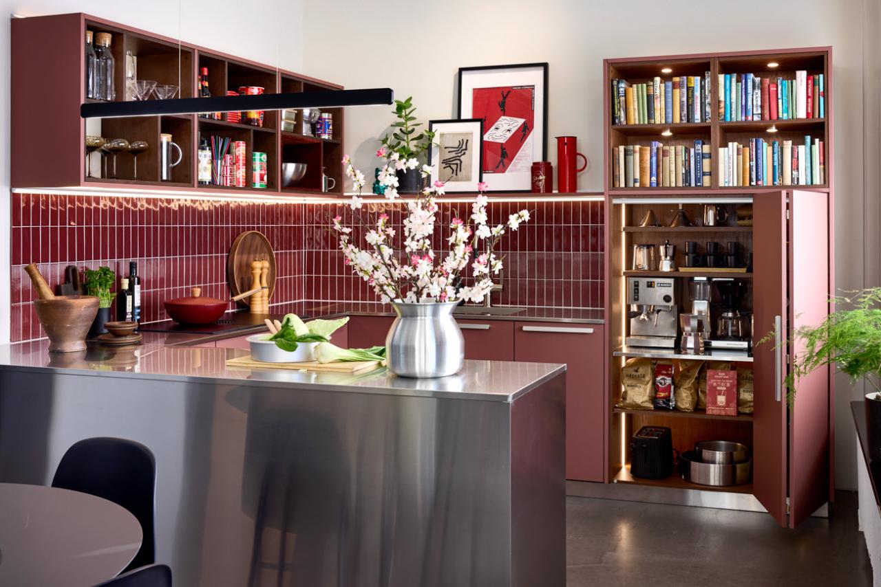 Moderni_värillinen_Rusty Red_u-keittiö_niemekekeittiö_mdf_rst_2025_Trendikeittiö_26_Norr_Mälarstrand_Kungsholmen-4_coll