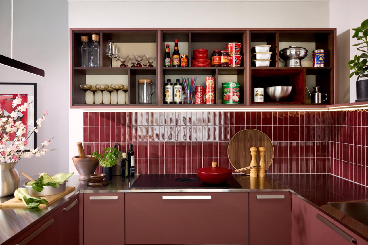 Moderni_värillinen_Rusty Red_u-keittiö_niemekekeittiö_mdf_rst_2025_Trendikeittiö_26_Norr_Mälarstrand_Kungsholmen-8_coll