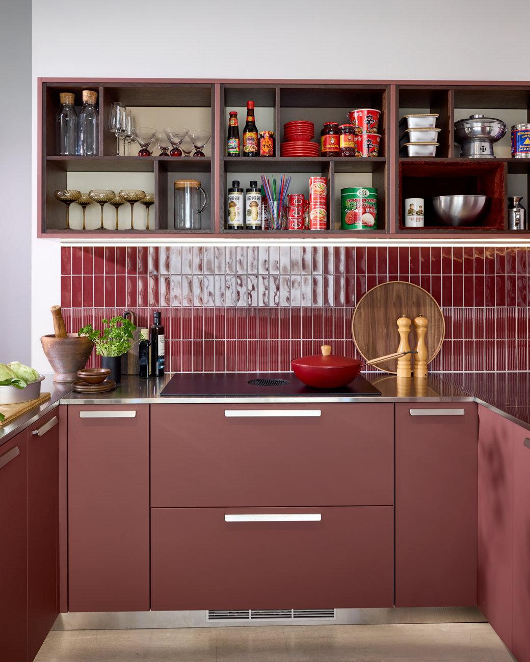 Moderni_värillinen_Rusty Red_u-keittiö_niemekekeittiö_mdf_rst_2025_Trendikeittiö_26_Norr_Mälarstrand_Kungsholmen-9_coll